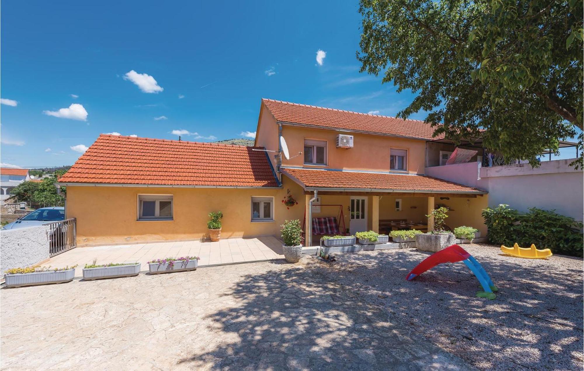 Amazing Home In Bilice With Outdoor Swimming Pool 希贝尼克 外观 照片