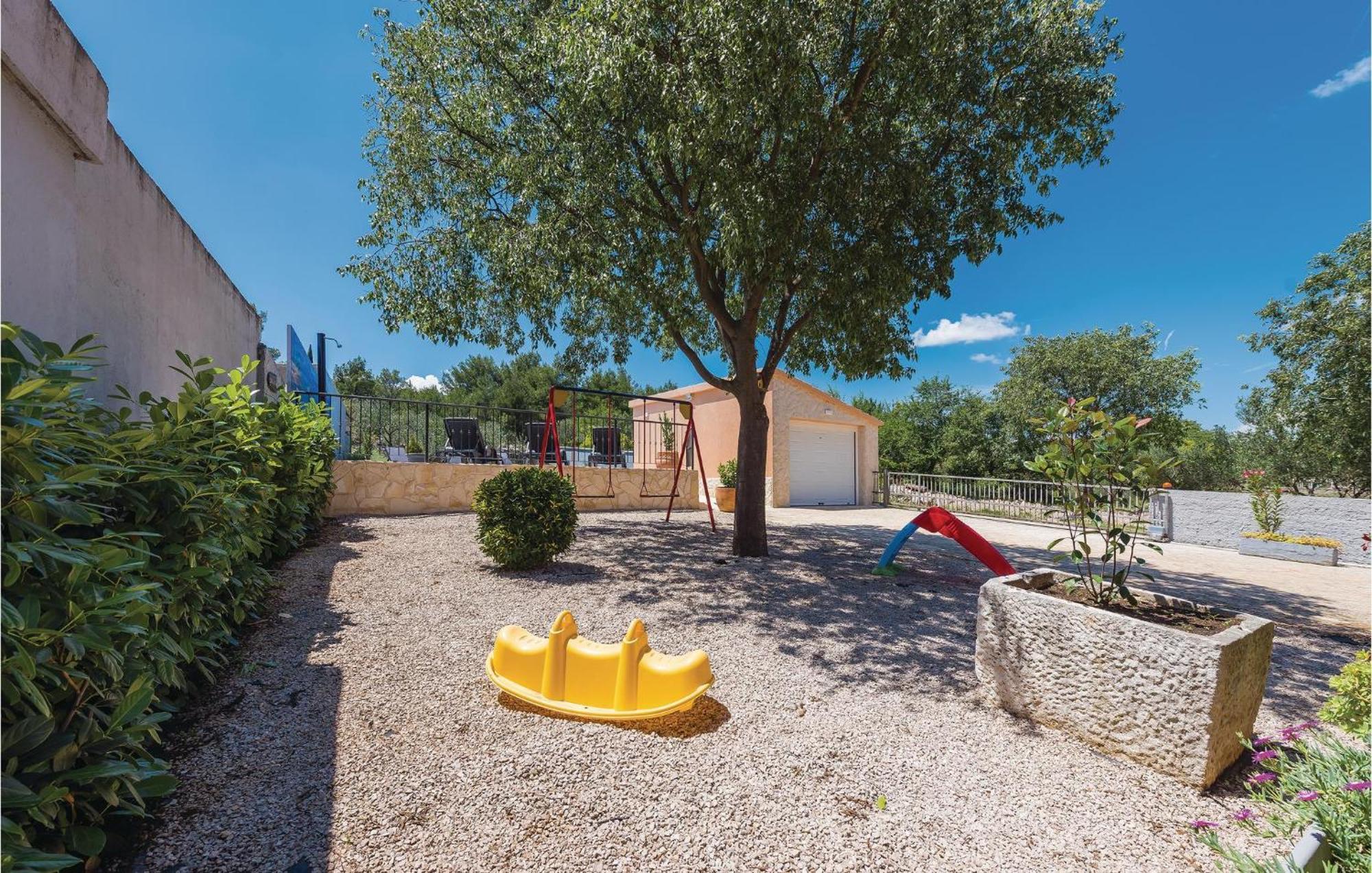 Amazing Home In Bilice With Outdoor Swimming Pool 希贝尼克 外观 照片